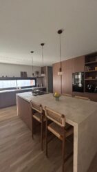 Proyecto de cocina diseñado, fabricado e instalado completamente a medida. La combinación de madera natural y encimera en acabado piedra aporta equilibrio entre calidez y elegancia contemporánea.